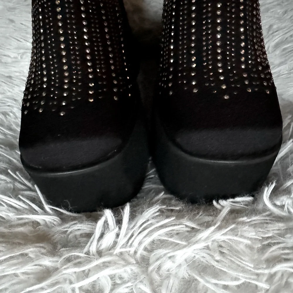 New RARE (Made in Korea) Black platform mules size 6-7 w/rose gold rhinestone.